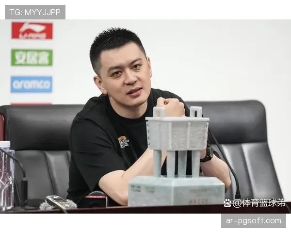 【2026年4月CBA联赛·人物·特写特写：杜锋与杨鸣赛前握手致意，两人耳语交流长达十秒