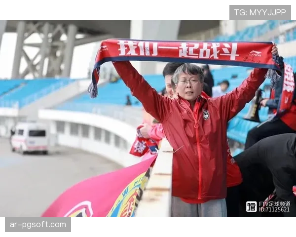 伯恩茅斯球员赛后集体前往客队看区,感谢远征球迷 伯恩茅斯球员赛后集体前往客队看区,感谢远征球迷